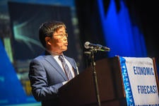 UC Riverside School of Business Dean Yunzen Wang